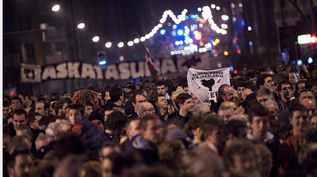 Pancartes i consignes a favor de l’acostament de presos etarres durant el recorregut de la protesta.
