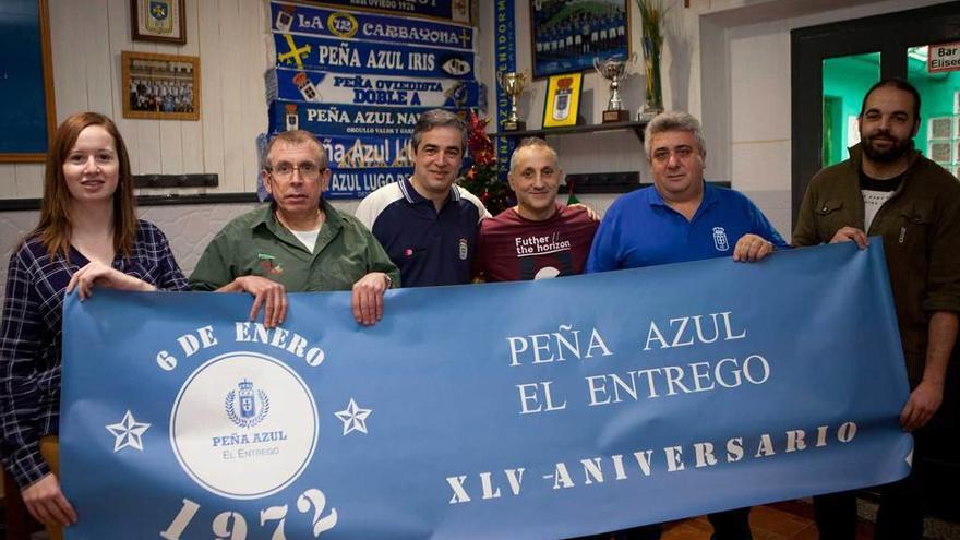 De izquierda a derecha, Raquel Fernández, Javier Rojo, Raúl Caballero, Francisco Ruzo, Máximo Asenjo y David Caballero, en la sede de la peña.