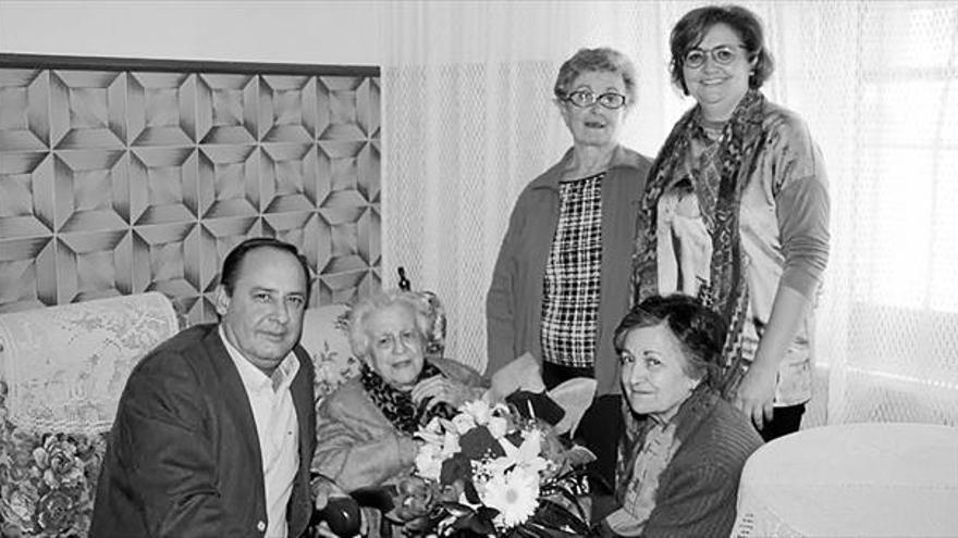 artana homenajea a una vecina por sus 102 años