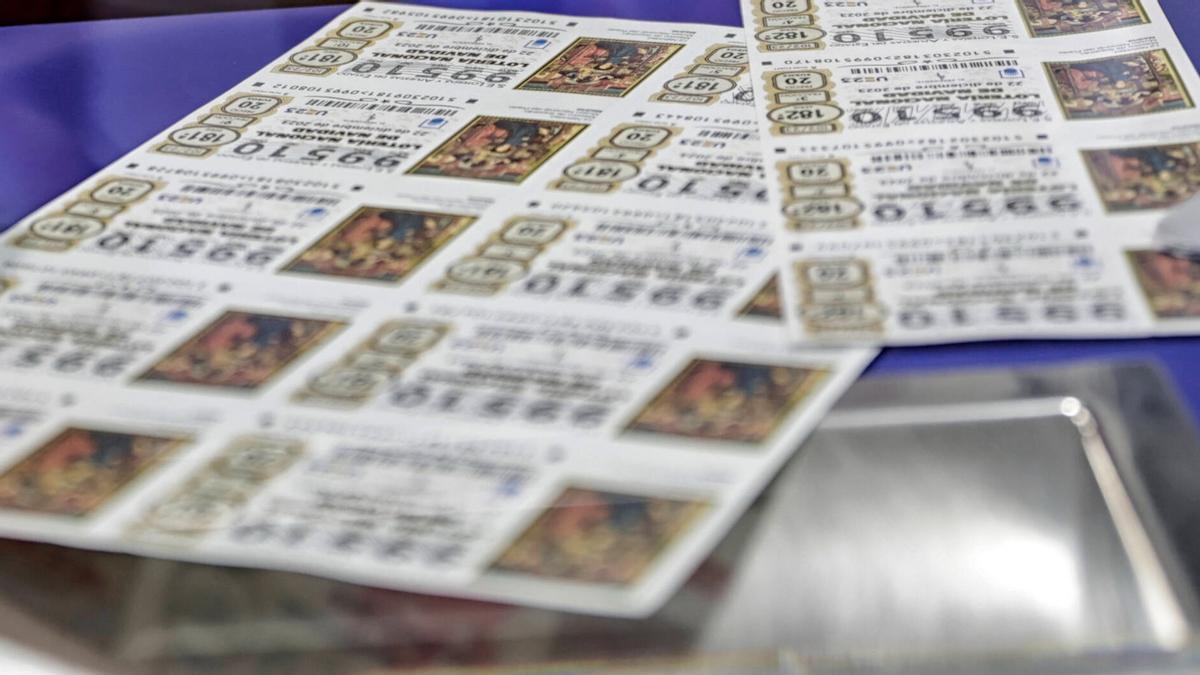 Personas compran lotería para el próximo sorteo de la lotería de Navidad del 22 de diciembre.