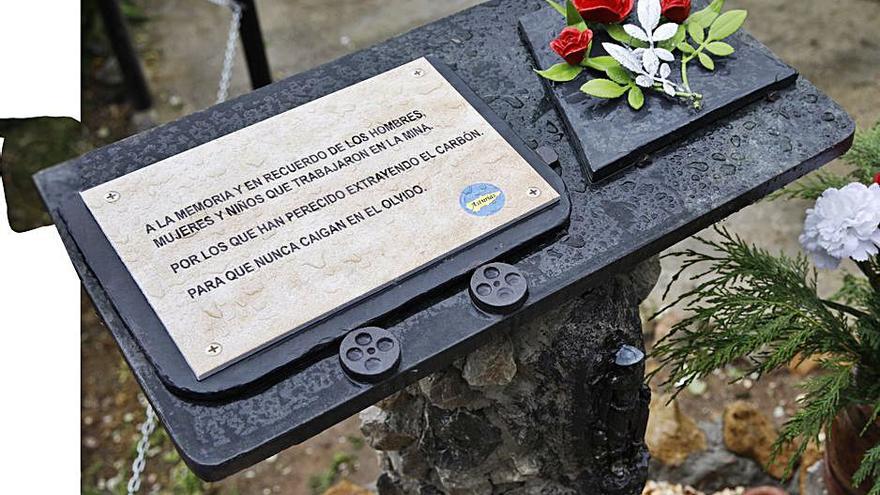 Detalle de la placa del homenaje. | Ángel González