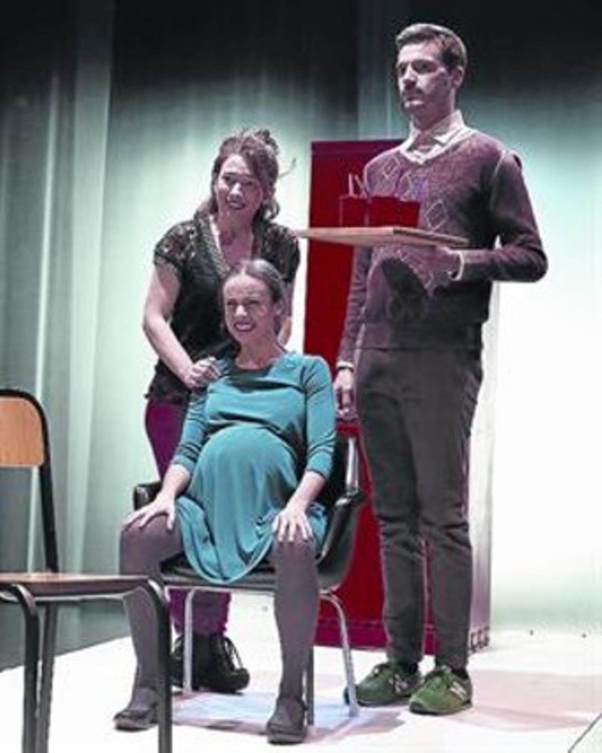 Carla Torres, Patrícia Mendoza (embarassada) i Carles Goñi, a l’obra.