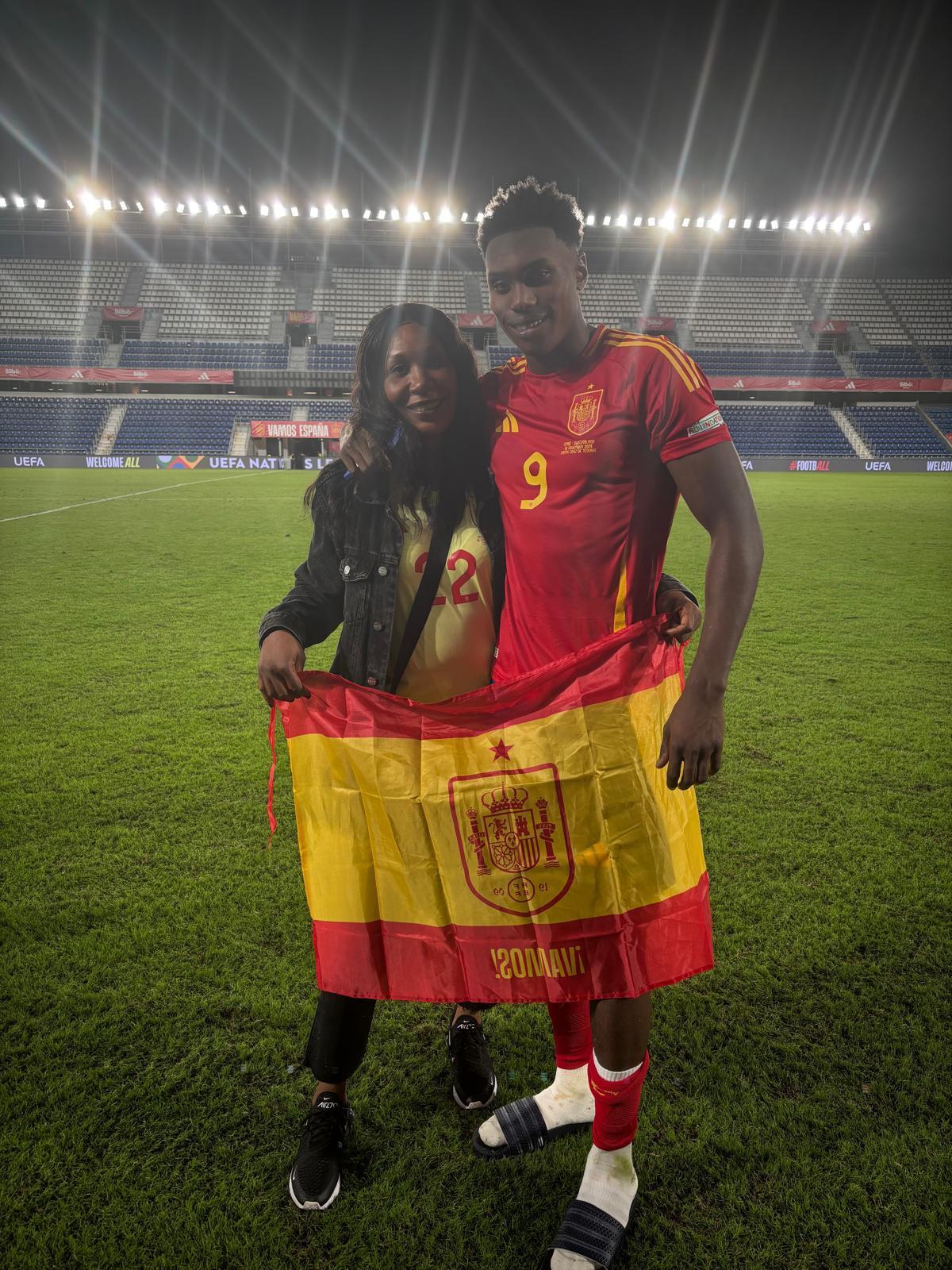 Samu con su madre, Edith Aghehowa, el día de su debuta con la absoluta