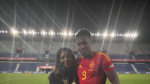 Samu con su madre,  Edith Aghehowa, el día de su debuta con la absoluta