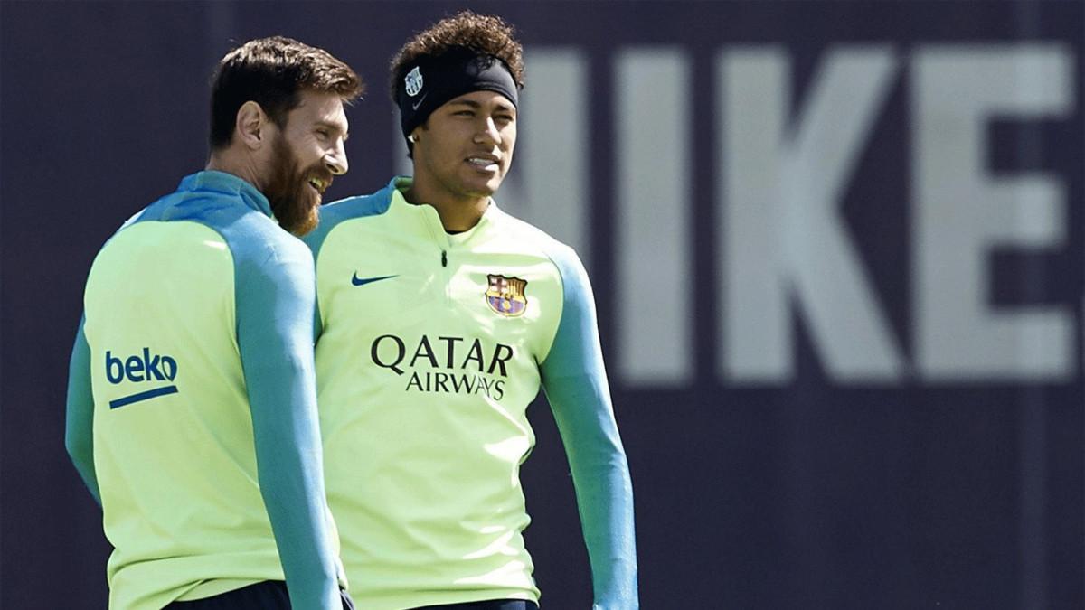Neymar y Leo Messi durante el entrenamiento previo al derbi
