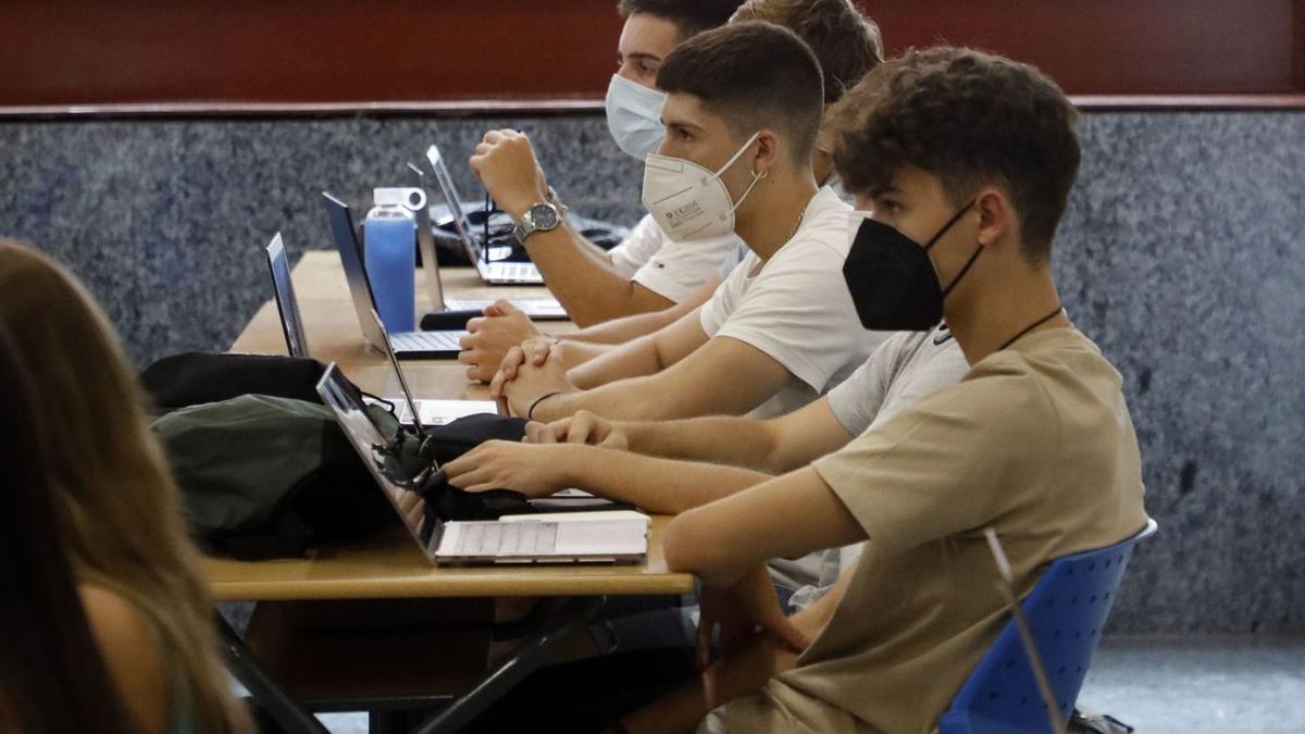 Un grupo de estudiantes, con mascarillas, en un aulario del campus de Tarongers.