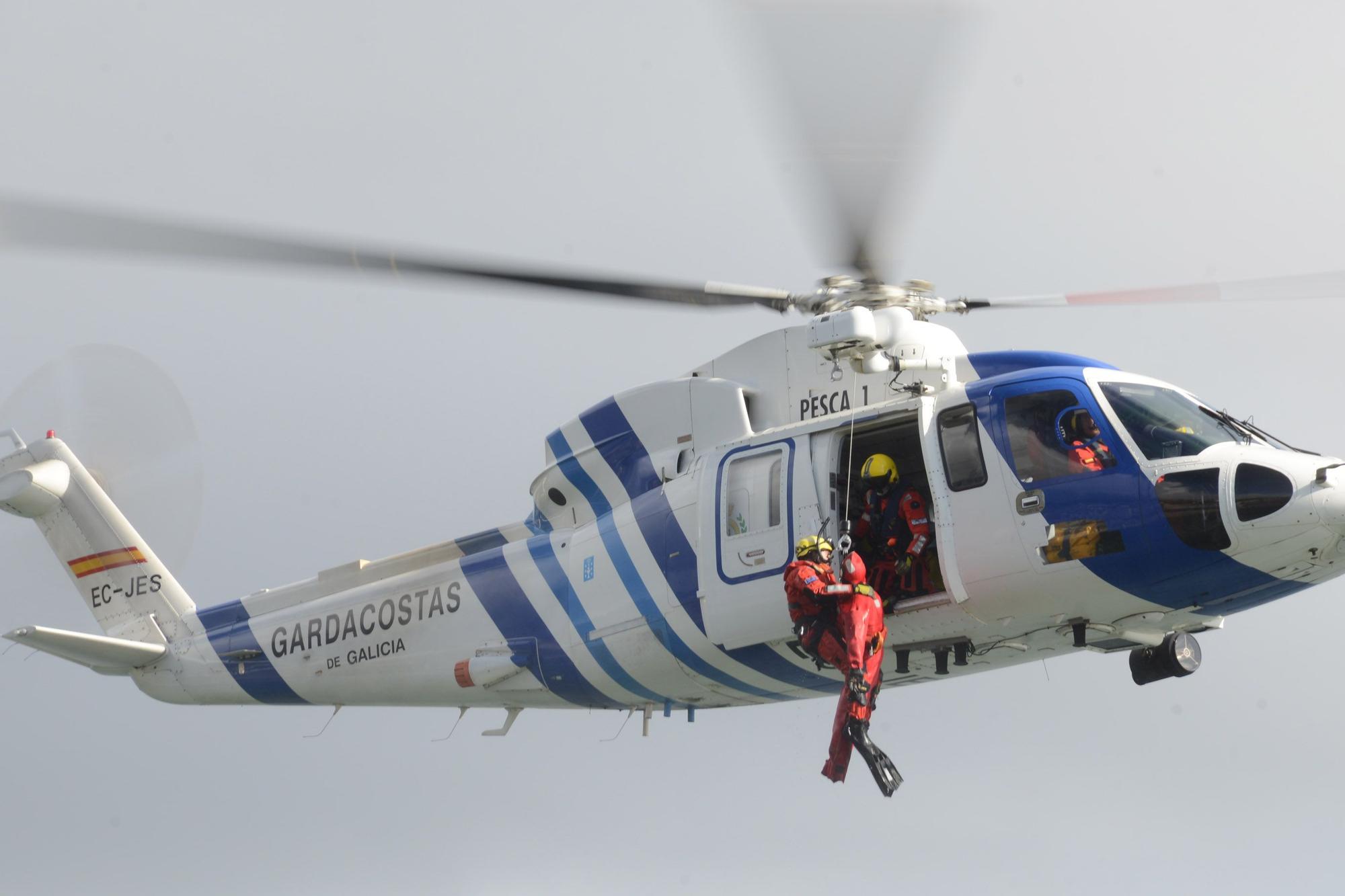 Escenas del simulacro de rescate frente a Moaña.