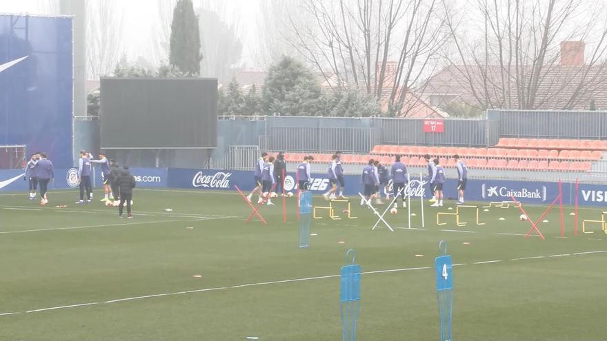 El Atlético de Madrid se entrena bajo una densa niebla