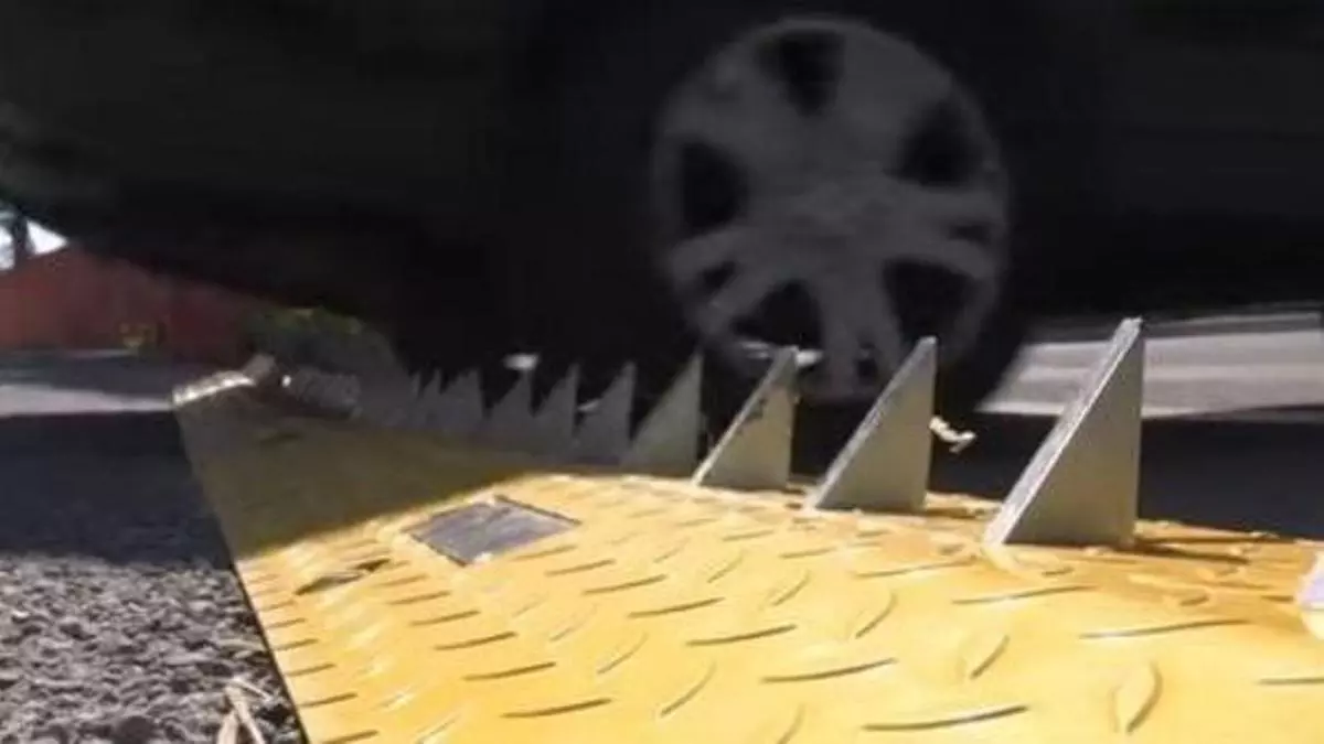 Un parking en Francia instala pinchos para castigar a conductores que circulan en sentido prohibido