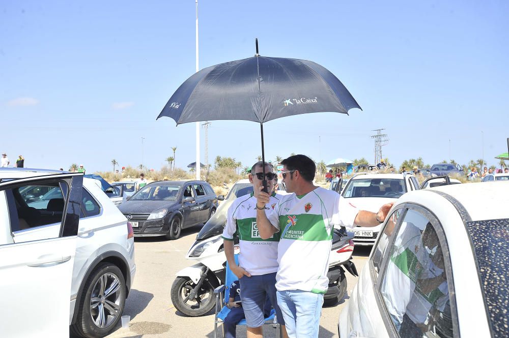 Unos mil aficionados ven el triunfo del Elche en pantalla gigante junto al estadio Martínez Valero