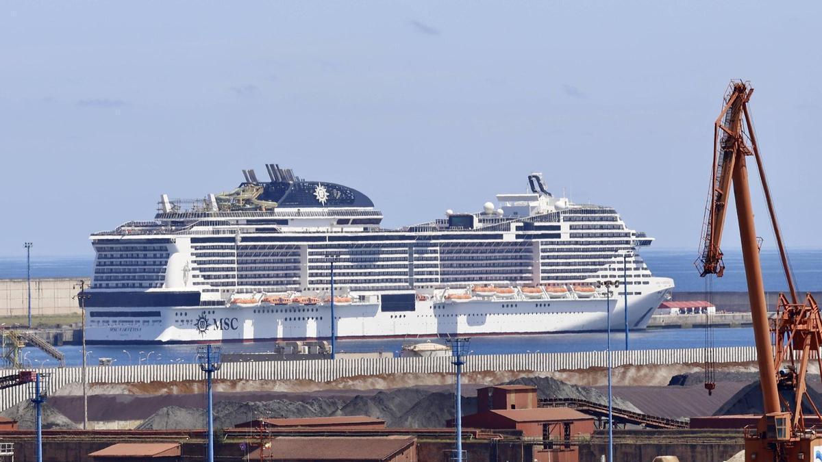 El "MSC Virtuosa", en su escala en El Musel del pasado 1 de junio con más de 6.000 pasajeros.