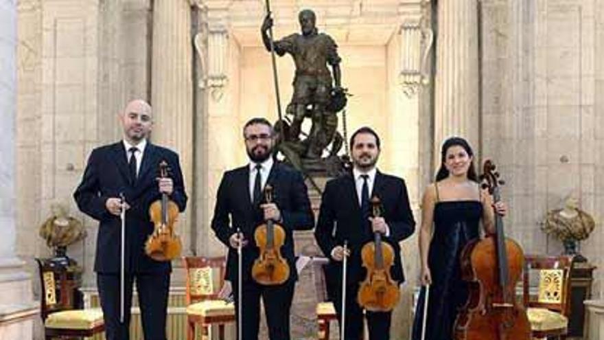 Aitor Hevia, a la izquierda, con sus compañeros del &quot;Cuarteto Quiroga&quot;, Cibrán Sierra, Josep Puchades y Helena Poggio, con los Stradivarius de las colecciones reales en su primer concierto abierto al público, en el Palacio Real.