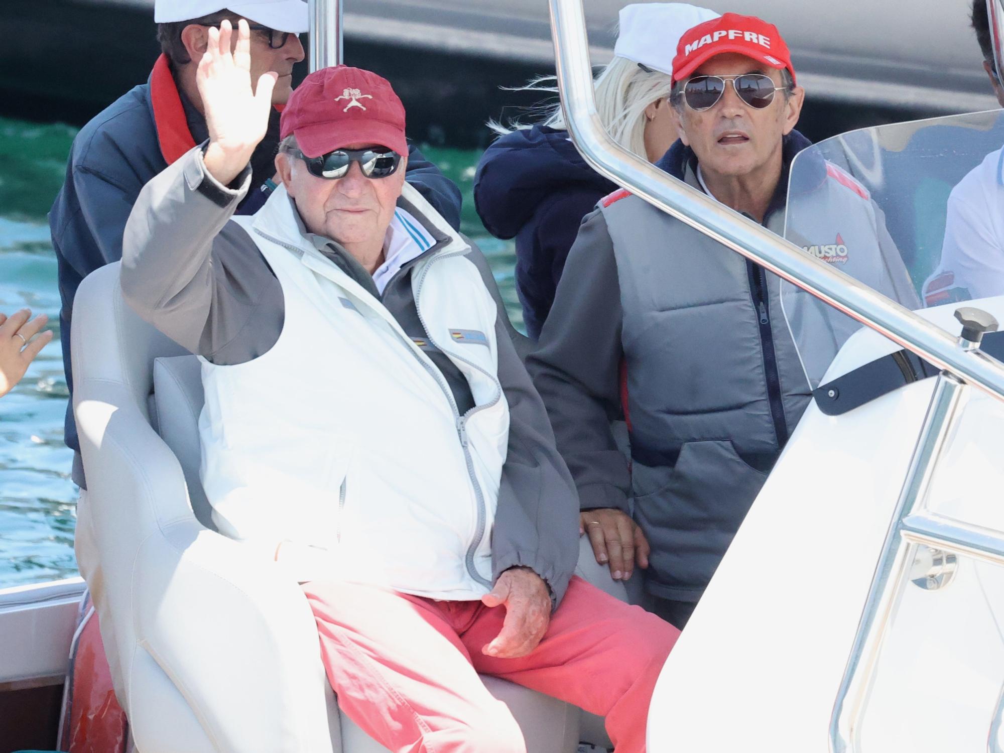 Juan Carlos I, a bordo del Bribón, junto a su amigo Pedro Campos.