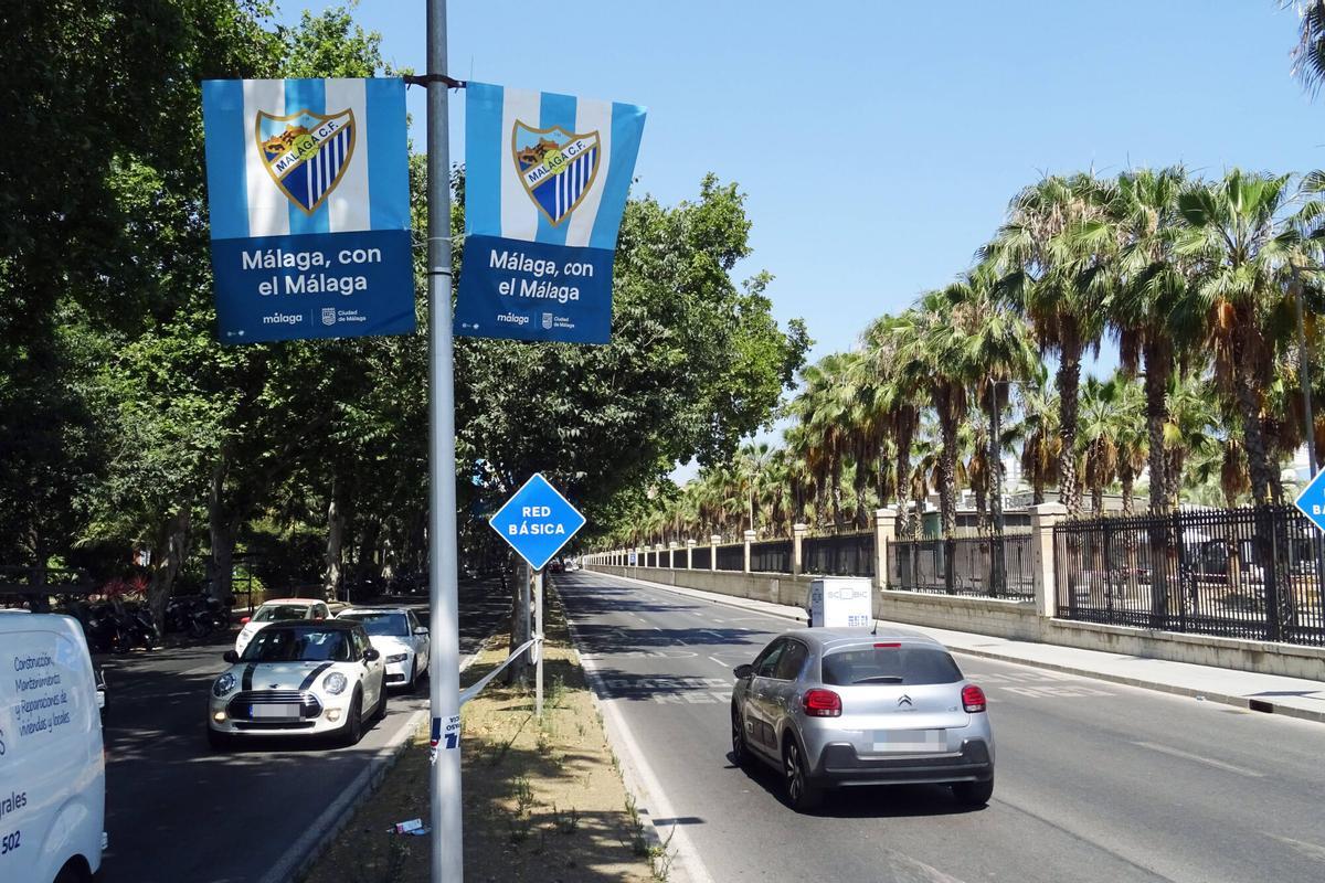 Miles de malagueños muestran su apoyo al Málaga con banderas, camisetas o bufandas blanquiazules. Miles de malagueños muestran su apoyo al Málaga con banderas, camisetas o bufandas blanquiazules.