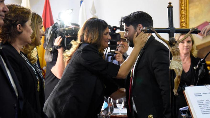 Carmen Luisa Castro saluda a su sustituto, Airam Puerta, una vez que el socialista juró el cargo de alcalde de Güímar.