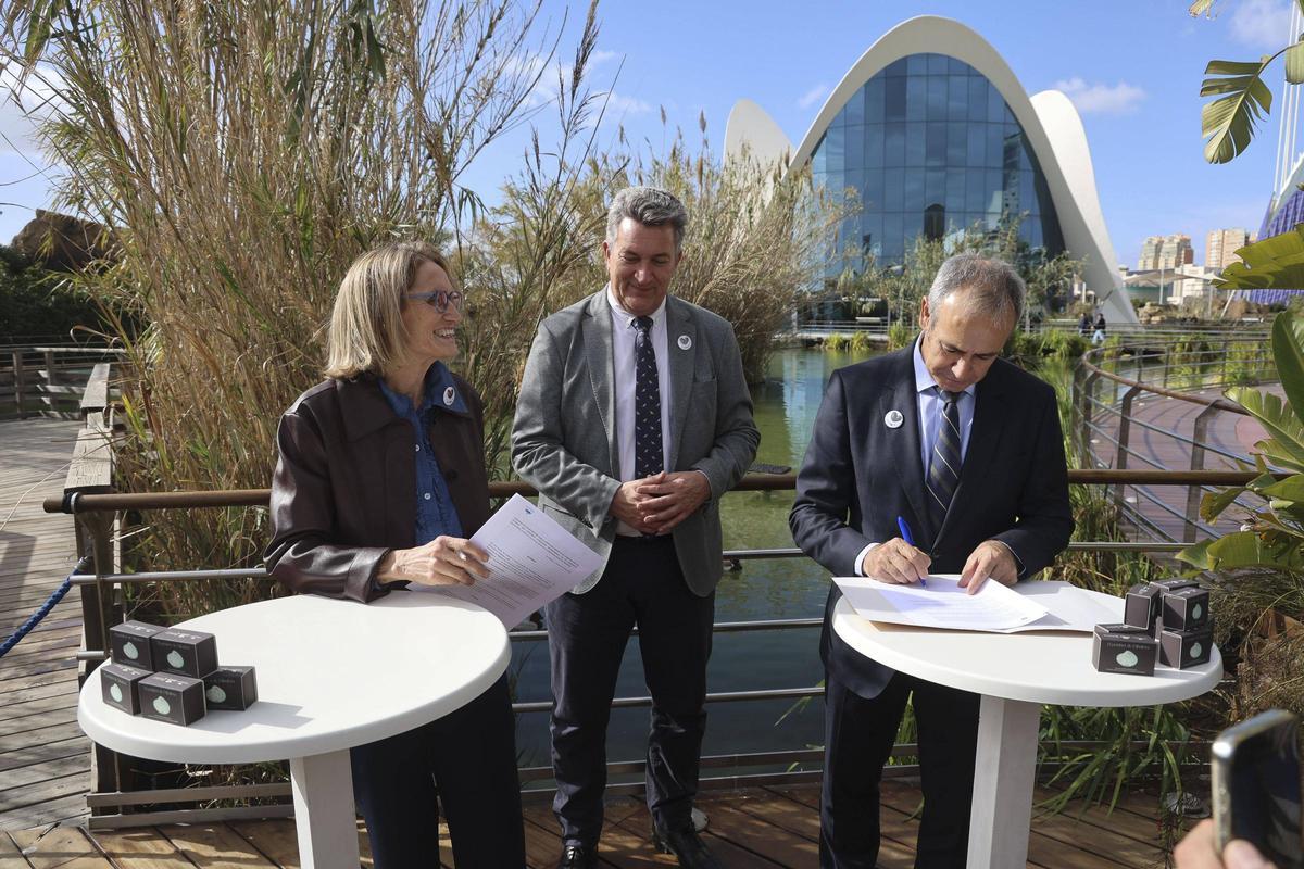 Firma del convenio para la recuperación del petxinot