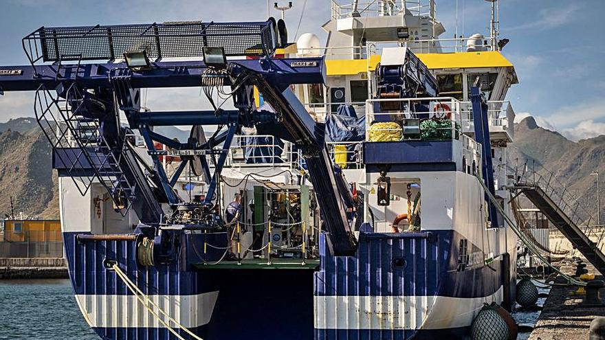 Llegada del barco que busca a las pequeñas en el mar.   | // A. G.