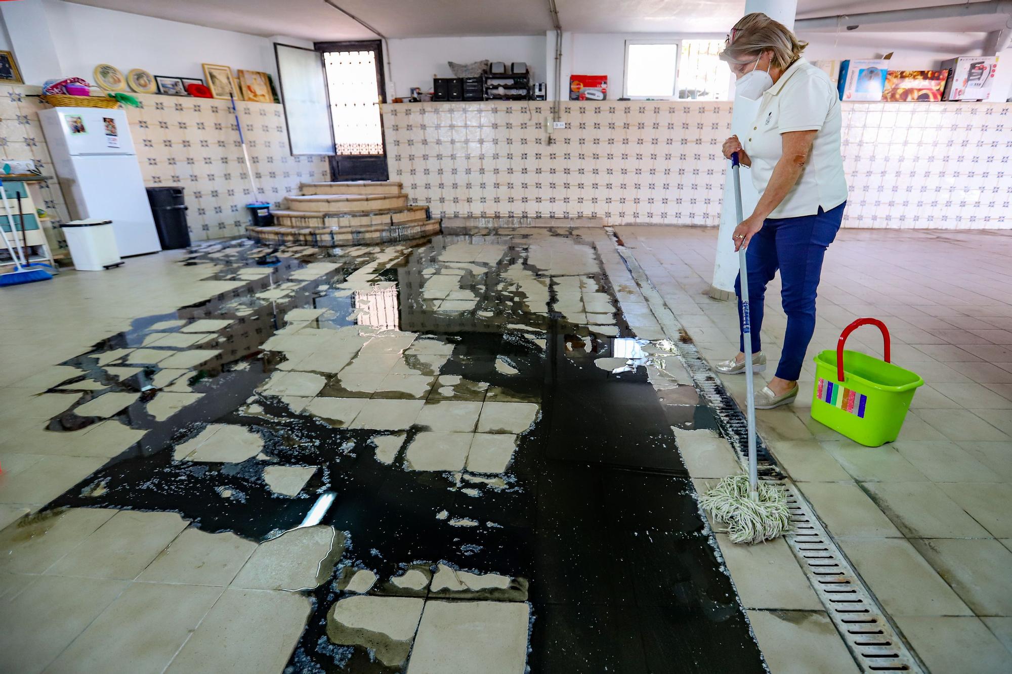 Aguas fecales rebosan desde hace un año en el sótano de la casa de una familia de Callosa de Segura