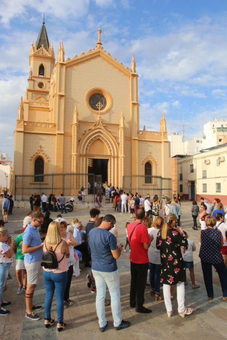 Los devotos de la cofradía trinitaria hicieron cola para el besamano extraordinario del Cautivo.