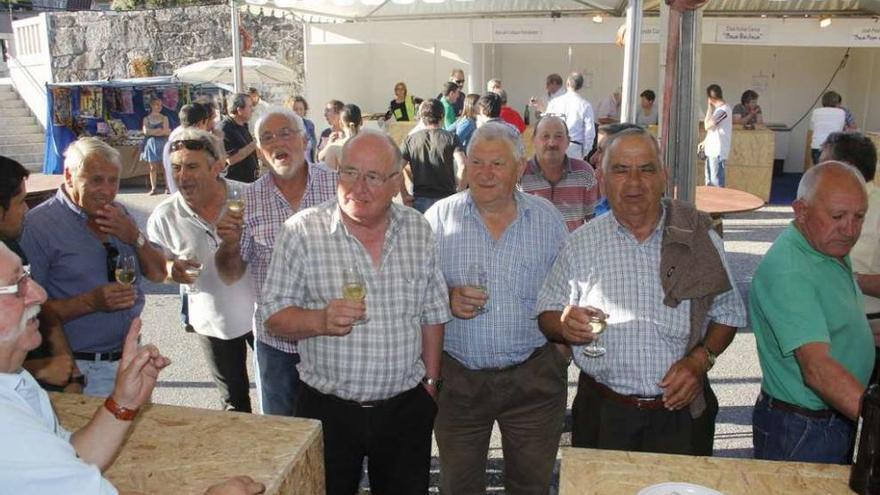 Numerosas personas, entre vecinos y asistentes se acercaron en la tarde de ayer a la Festa do Viño en Santa Cristina de Cobres. //S. Álvarez