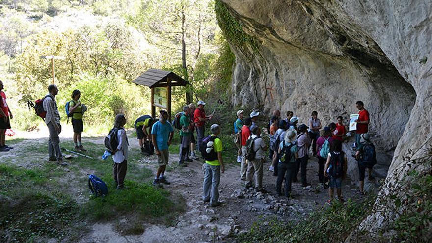 Imágen del Geolodía 2015 que el año pasado se celebró en el entorno de Alcoy, donde los senderistas conocieron su Geología.