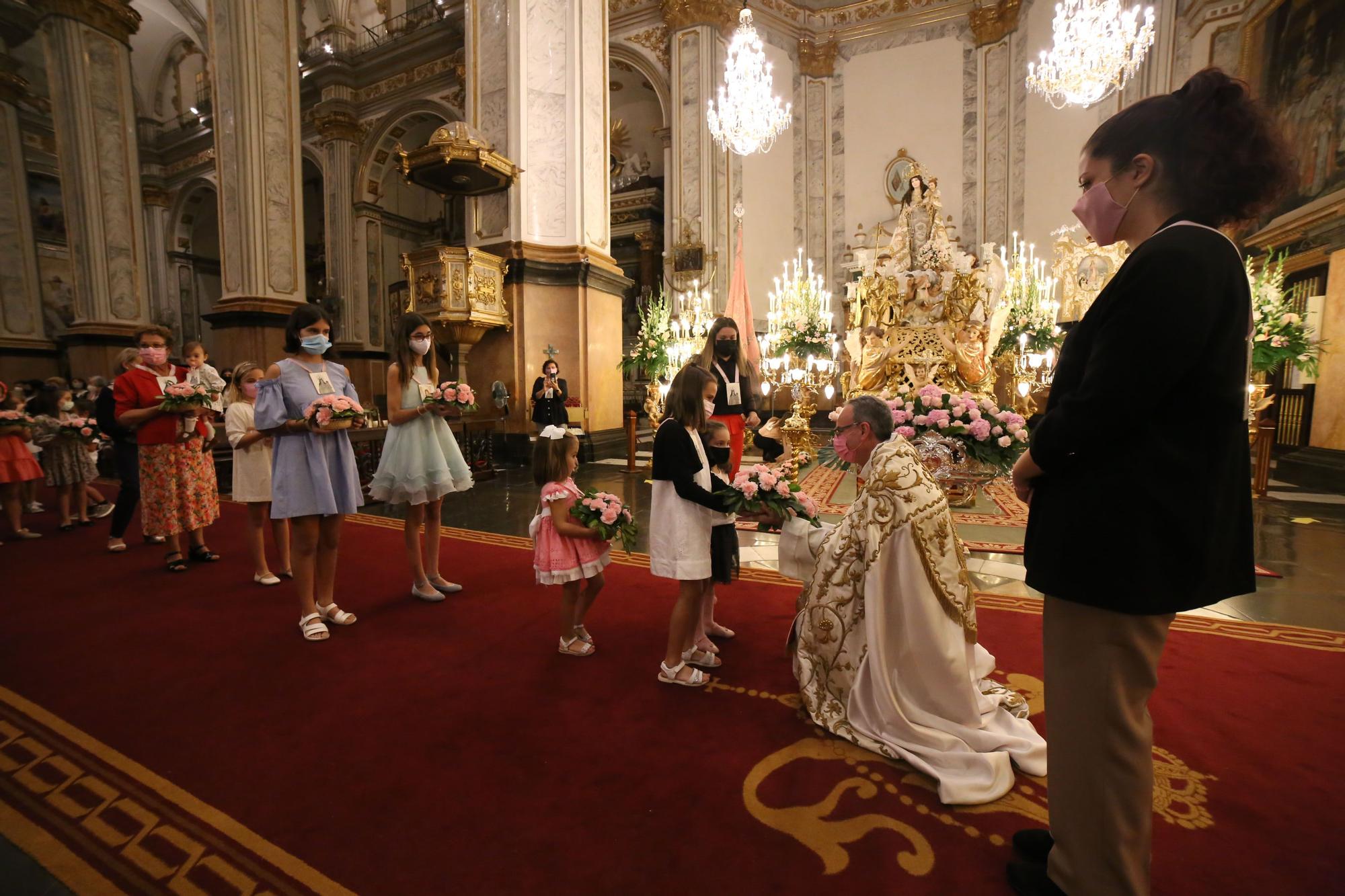 La ofrenda de las rosarieras a la Virgen, en imágenes