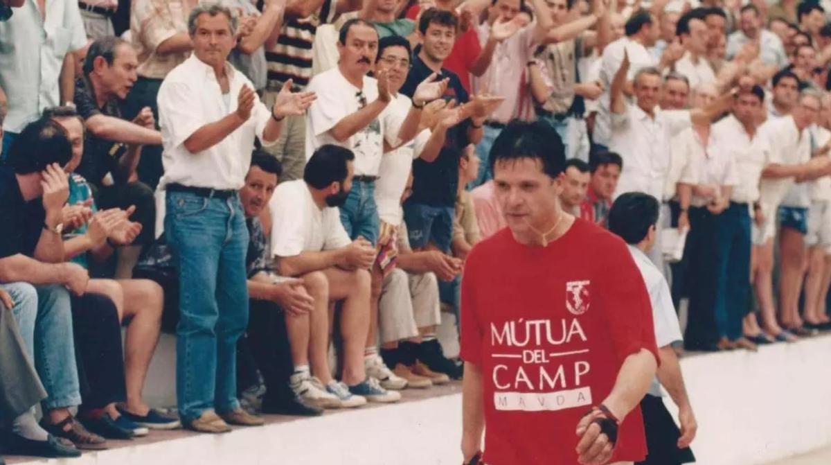 Paco Cabanes 'El Genovés' en un trinquet de Sagunt rendido a sus pies durante "la Partida del Siglo", en 1995.
