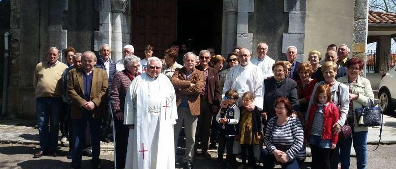 Sacerdotes y feligreses, tras la misa en la parroquia de Argüelles.