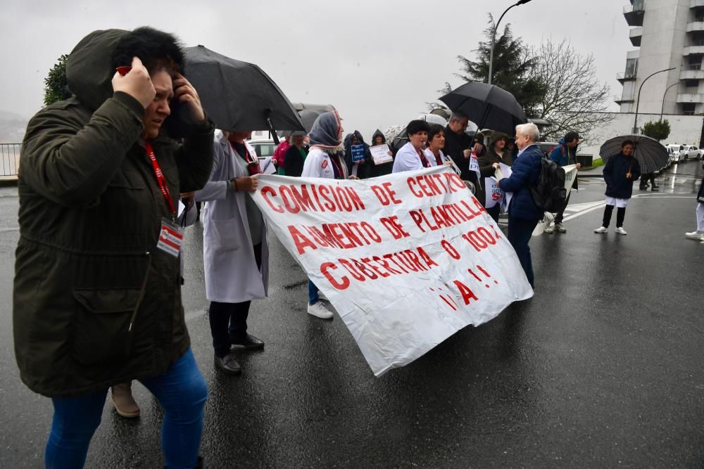 Protesta en defensa de la sanidad frente al Hospital de A Coruña