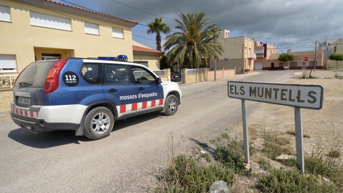 Detencion y traslado a la comisaria de los Mossos d'Esquadra de Amposta del presidente del núcleo de Els Muntells.