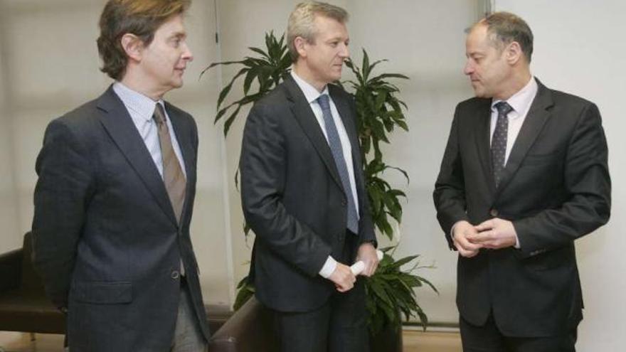 Jesús Gamallo, Alfonso Rueda y Salustiano Mato, ayer, durante su encuentro en Santiago.  // Xoán Álvarez