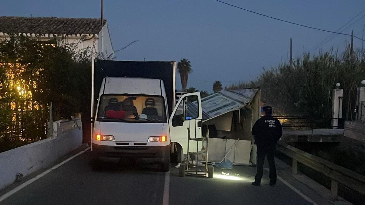 La caja de la "food truck", despanzurrada en la calzada
