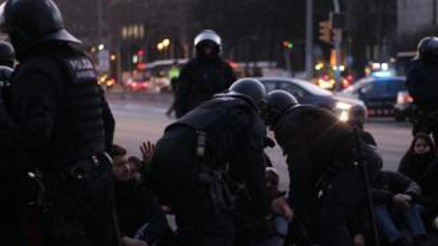 Els Mossos actuant a l&#039;avinguda Diagonal ahir