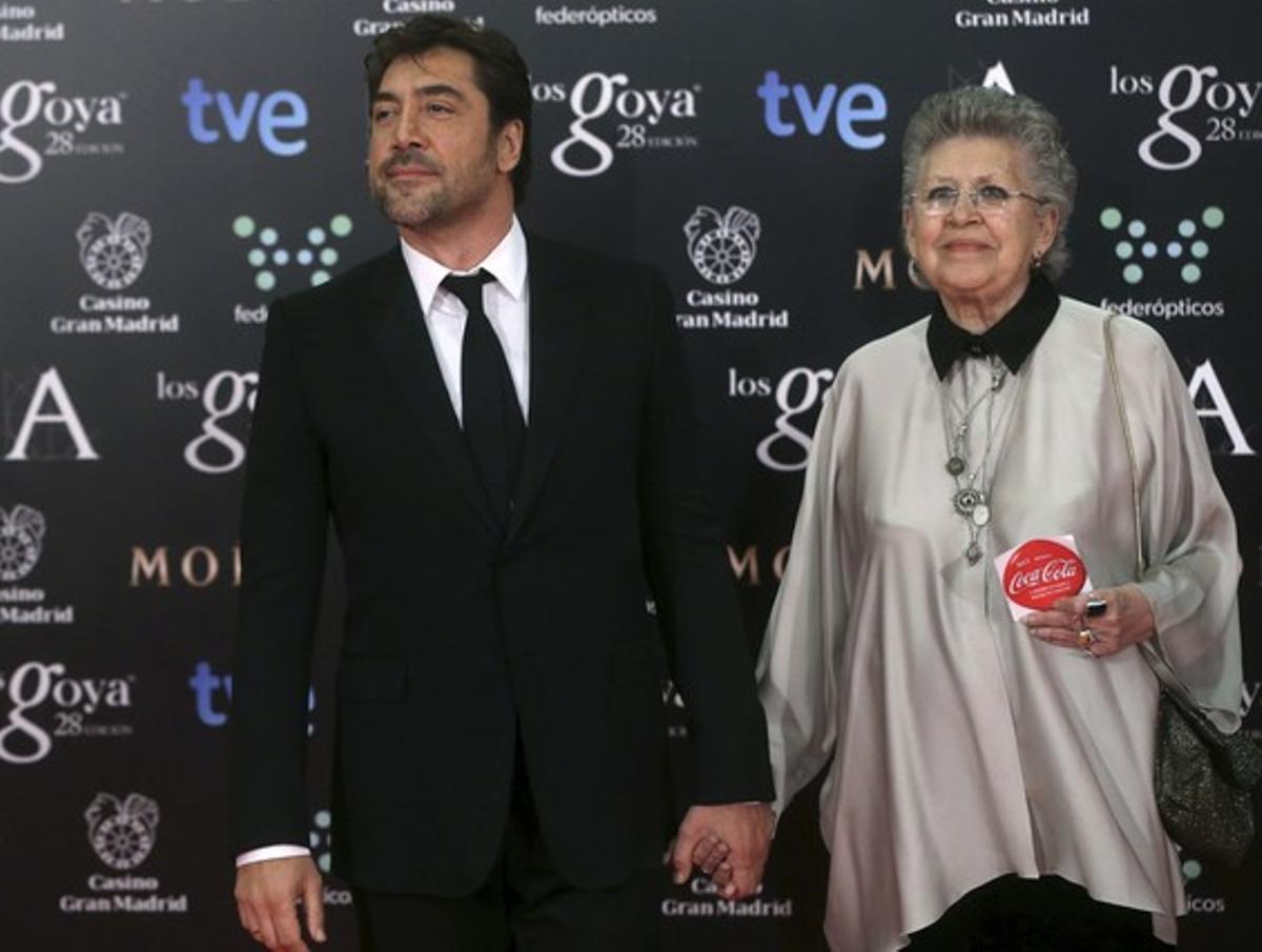 Javier Bardem y su madre, Pilar Bardem, con la pegatina de Coca-Cola, al llegar a la ceremonia.