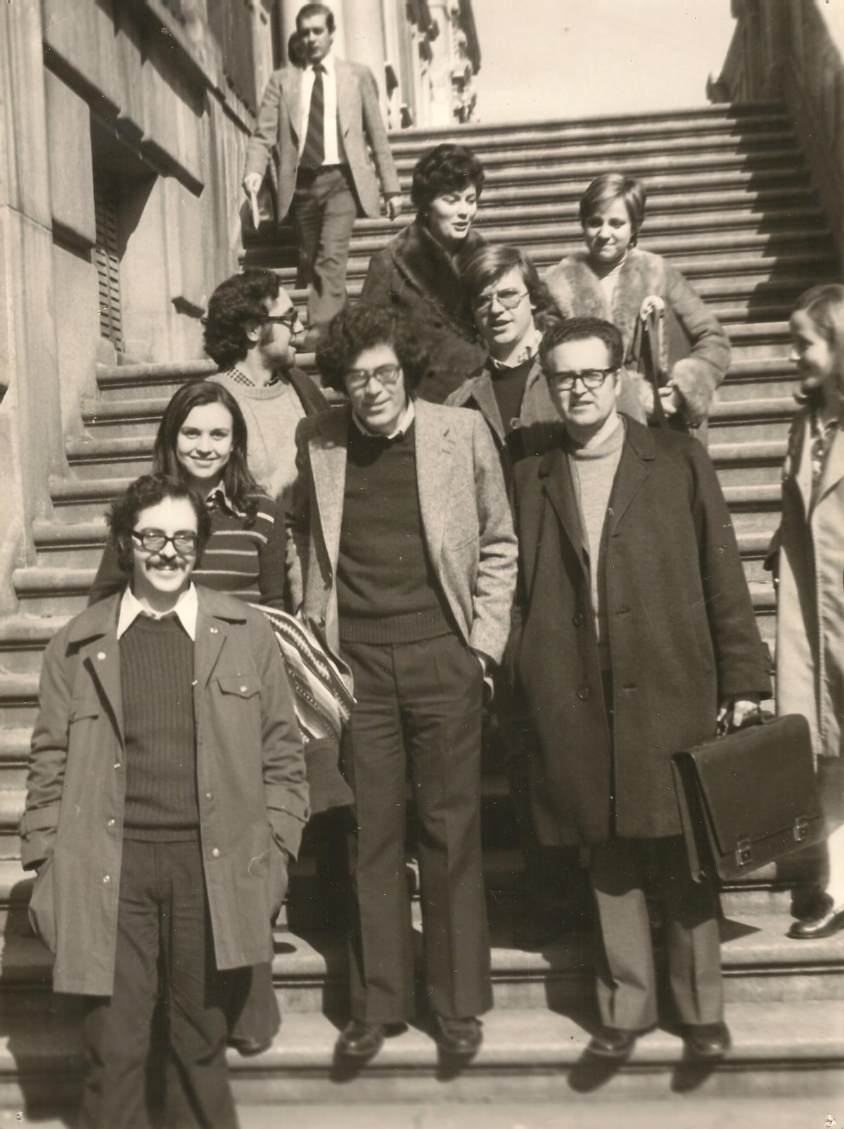 Conxita Parcerisas, a la segona fila, a l'esquerra, en una foto del febrer de 1975 a Madrid. Van ser detinguts Joan Badia, Hermínia Torra, Jaume Perramon i Ignasi Perramon. Joan Badia va ser brutalment torturat per la Brigada Político Social de la Policia, que va enviar per fer l’interrogatori un torturador professional . La intensa pressió de persones influents i representants eclesials de la ciutat, va evitar que fossin torturats els altres detinguts. Les acusacions van anar a parar al TOP (Tribunal de Orden Público de Madrid), acusats de propaganda il·legal. El fiscal demanava dos anys de presó. El judici va ser el febrer de 1975, i van quedar absolts ja que el fiscal va retirar l’acusació"