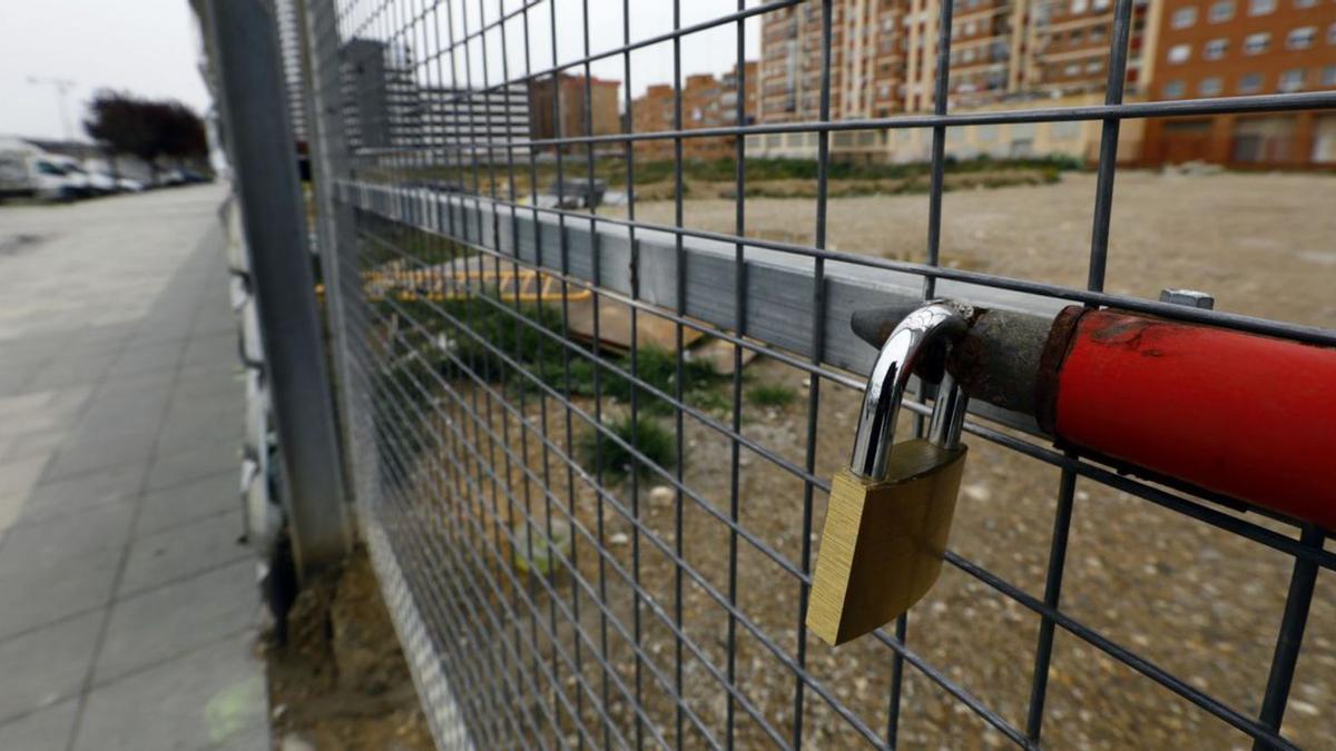 Junto a la avenida Ciudad de Soria, una de las parcelas aún cerradas y sin construir.