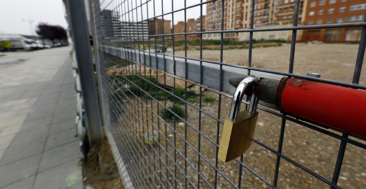 Junto a la avenida Ciudad de Soria, una de las parcelas aún cerradas y sin construir.