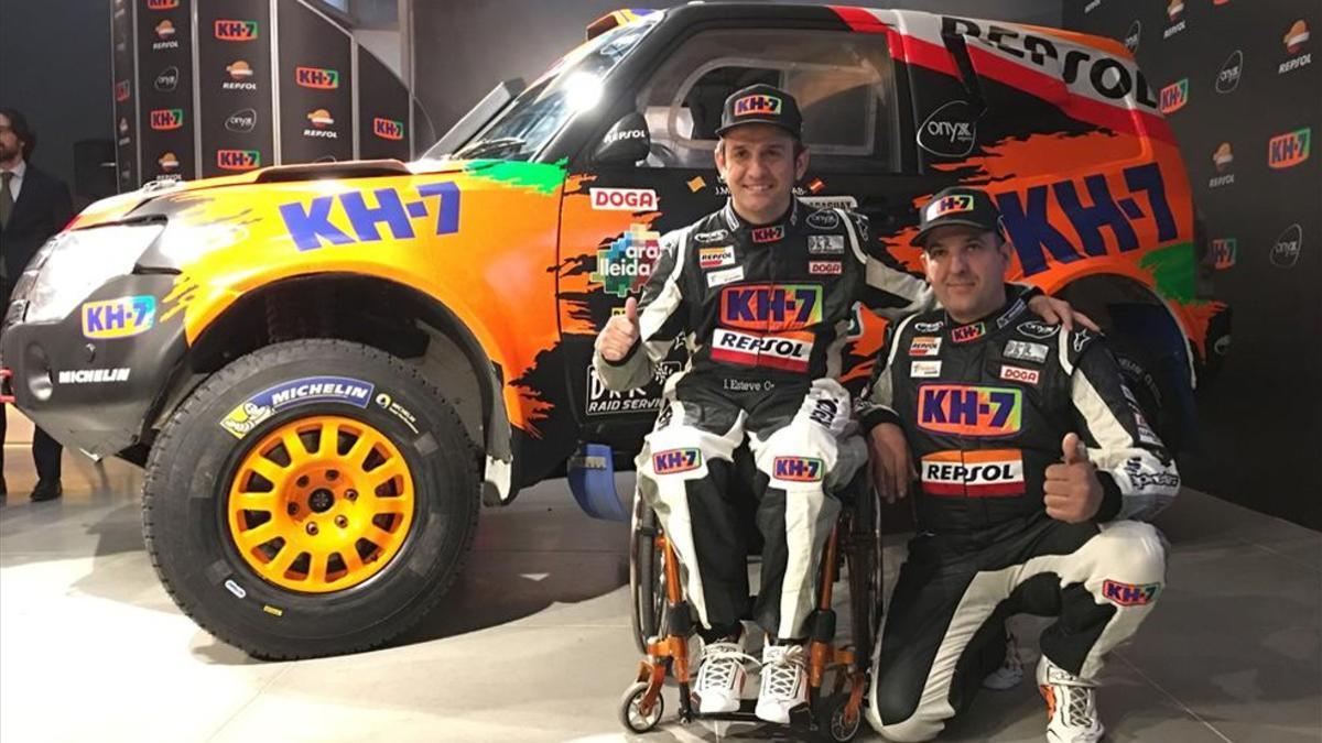 Isidre Esteve y Txema Villalobos, junto al Mitsubishi con el que disputarán el Dakar 2017