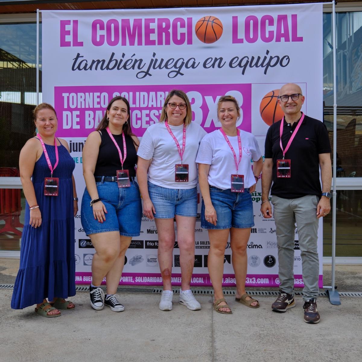 El alcalde Saura y la edila Conde junto a la presidenta de CAdA, Susana García.
