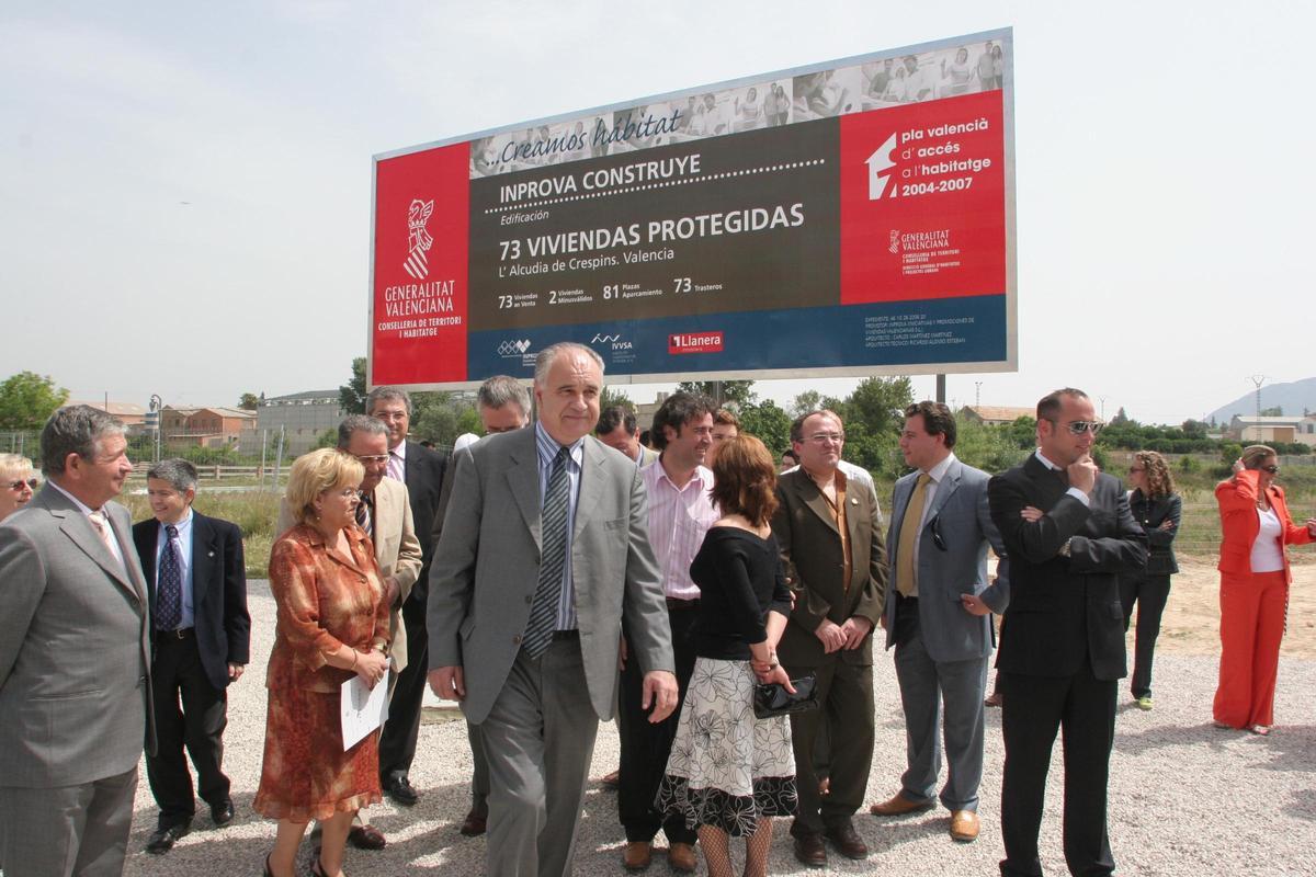 Rafael Blasco, ante el gran cartel que anunciaba la promoción de viviendas protegidas en l'Alcúdia de Crespins.