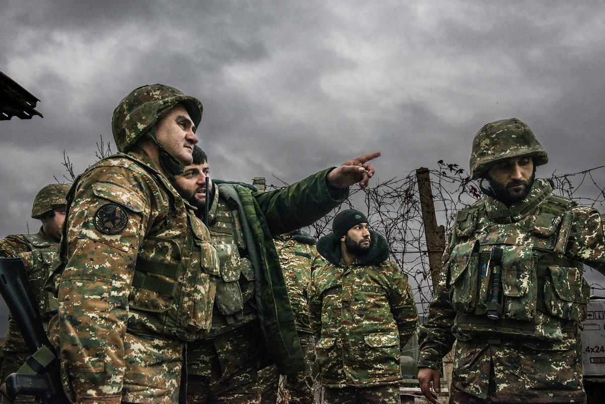 El coronel Arthur Sarkissian (izquierda) habla con los soldados, en el frente. Murió dos días después en un bombardeo en la región de Martouni,  Artsaj.