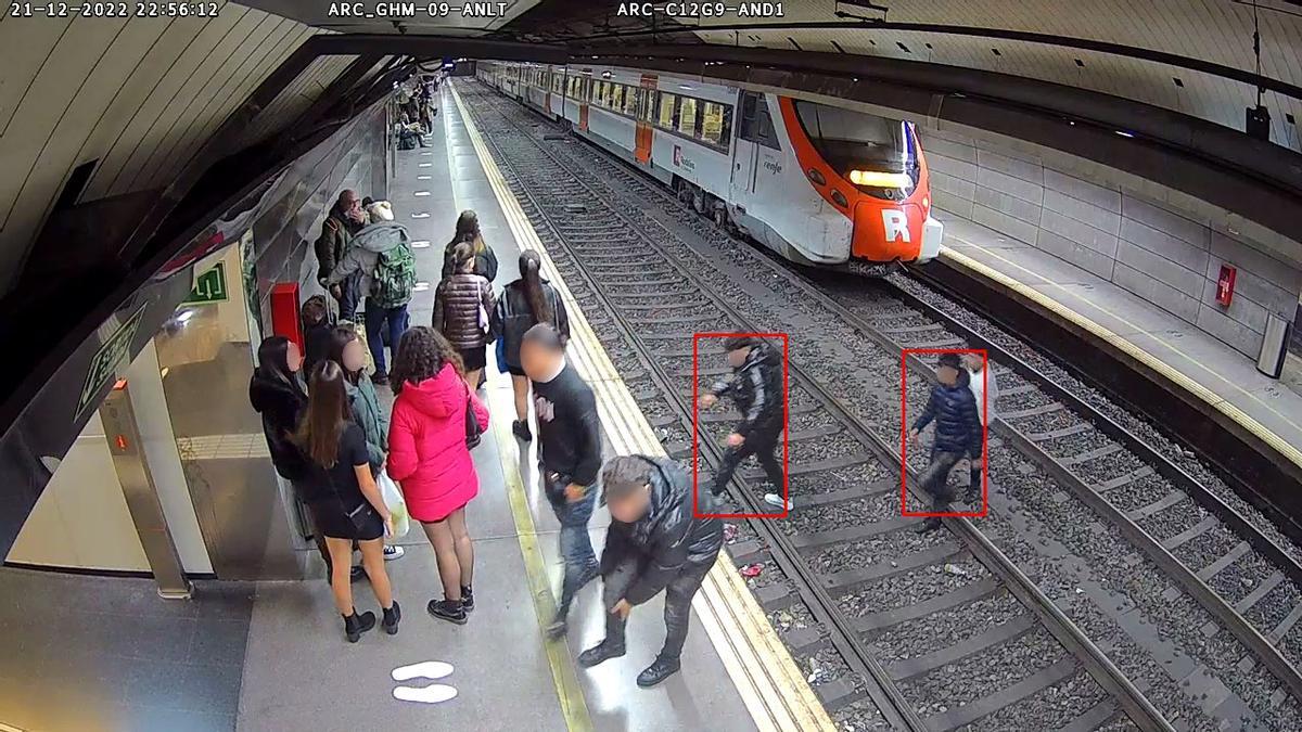 Renfe instal·la els primers equips de càmeres de vigilància intel·ligents a 22 estacions de Rodalies Renfe instal·la els primers equips de càmeres de vigilància intel·ligents a 22 estacions de Rodalies