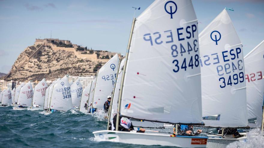 El andaluz Leo Zabell se estrena en Alicante como primer líder del Campeonato de España de Optimist