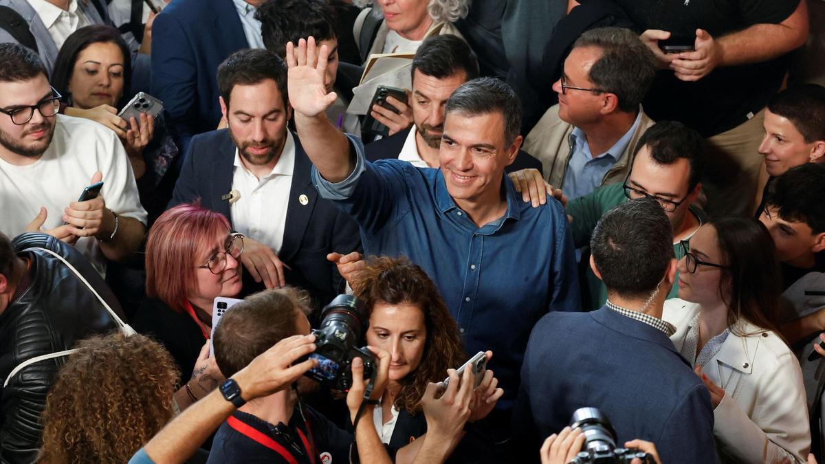 El presidente del Gobierno, Pedro Sánchez, interviene en un acto de campaña del candidato del Partido Socialista Catalán, Salvador Illa, en Sant Boi