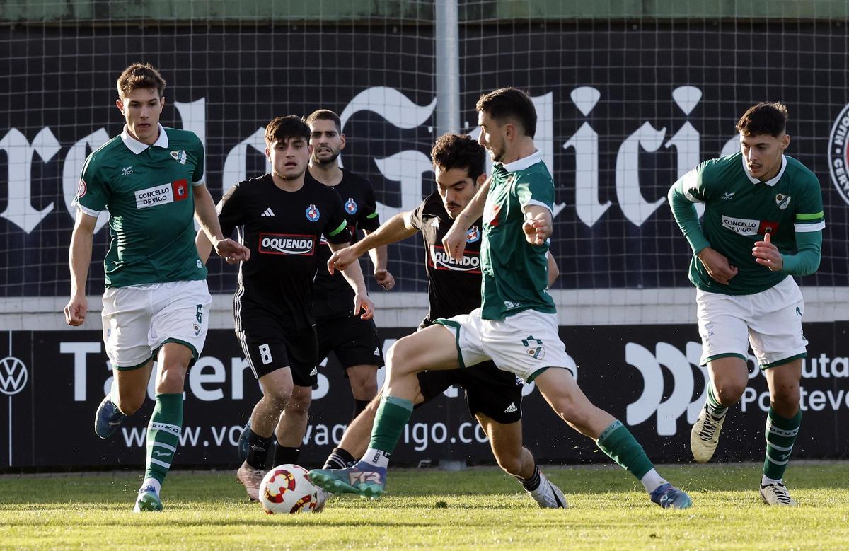 Jugadores disputando el balón durante el partido entre el Coruxo y el Llanera