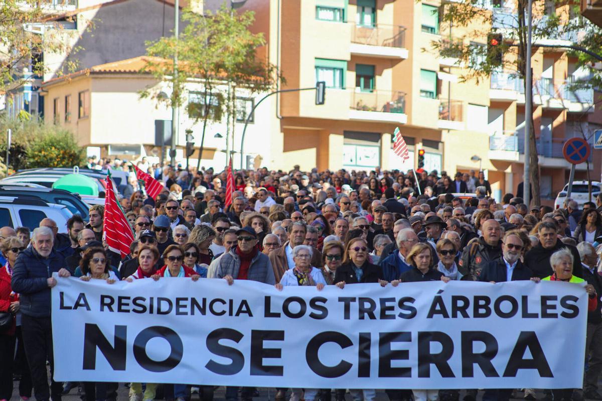 Zamora. Manifestación contra el cierre de la residencia de Los Tres Árboles desde la delegación de la Junta hasta la residencia