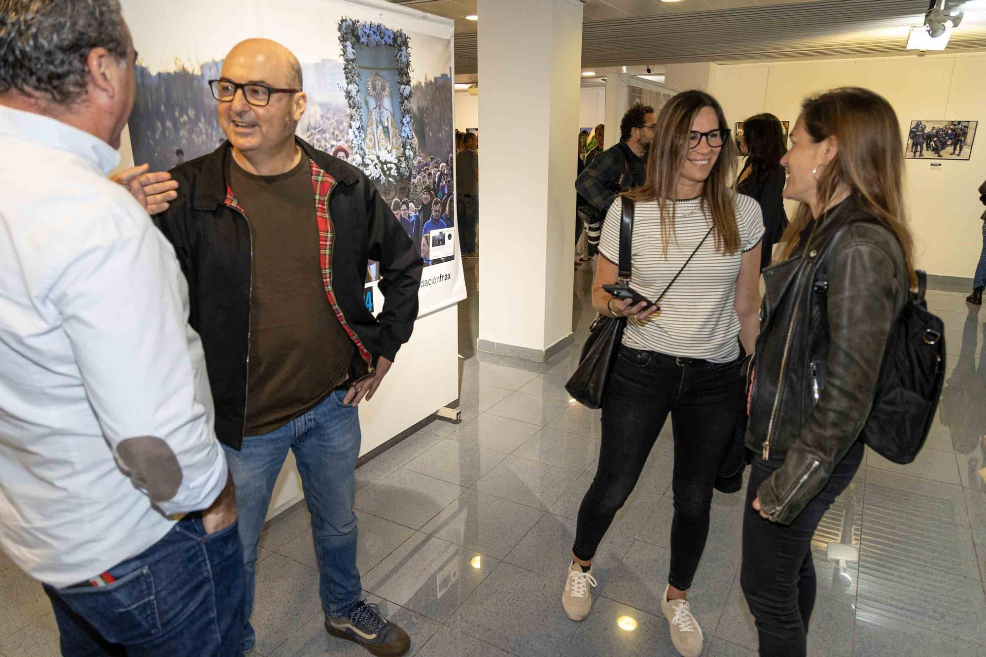 lleno total en la inauguración de INFotoperiodistas 2024,. un año de fotografía de prensa en Alicante