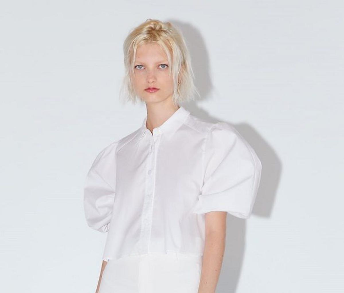 La blusa 'cropped' de popelín con mangas abullonadas, de Zara