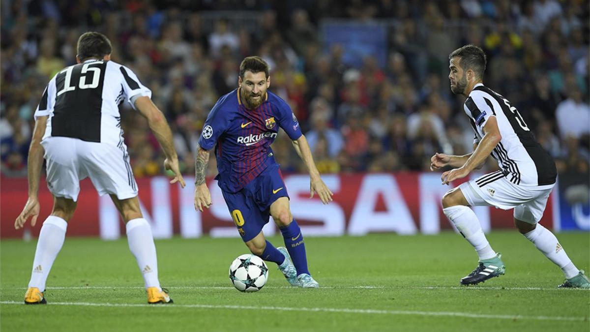 Messi controla el balón ante Barzagli y Pjanic