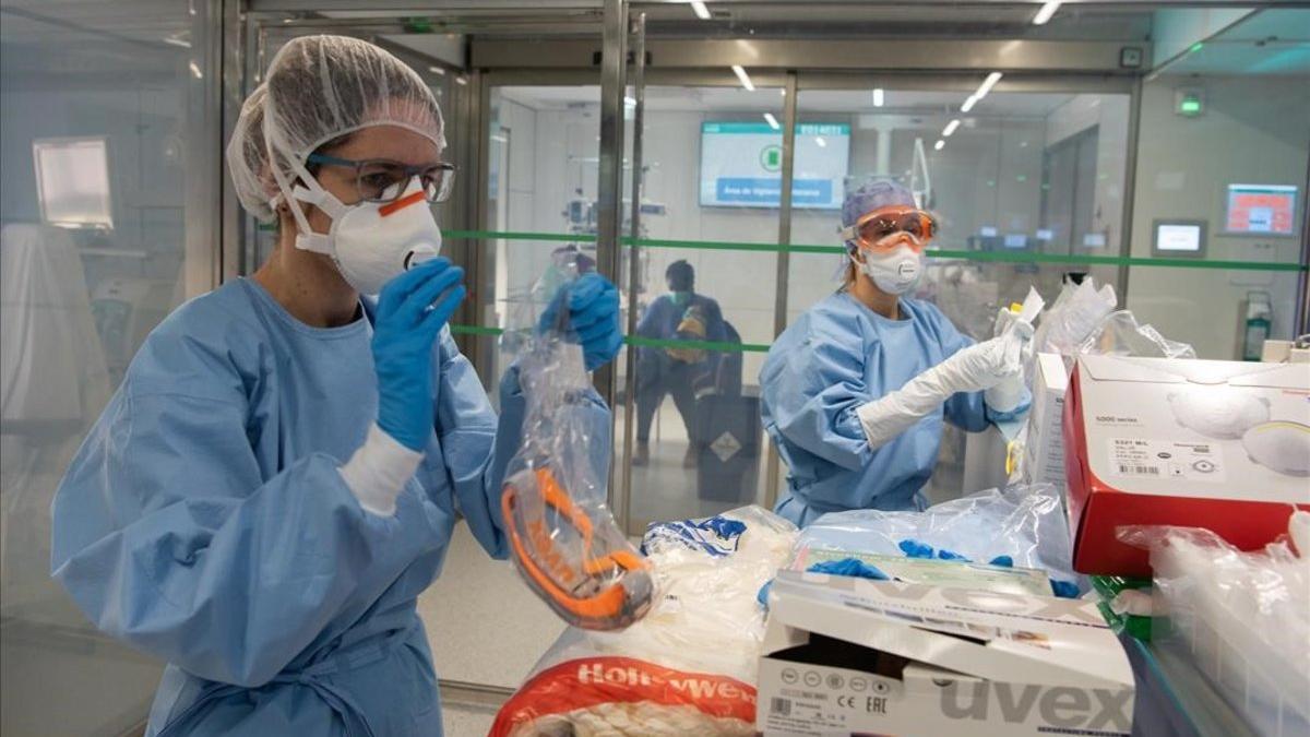 Trabajadores del Hospital Clínic de Barcelona se protegen ante el coronavirus en su labor diaria